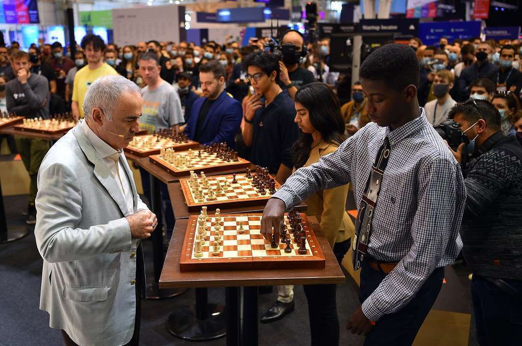 Garry Kasparov jugando multiples partidas.