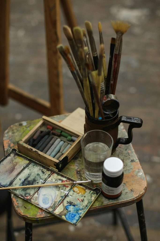 Pinceles y materiales de pintura sobre una mesa