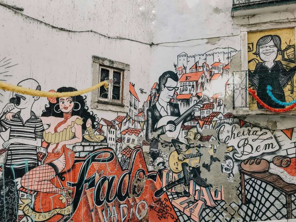 Mural de arte callejero con temática de fado