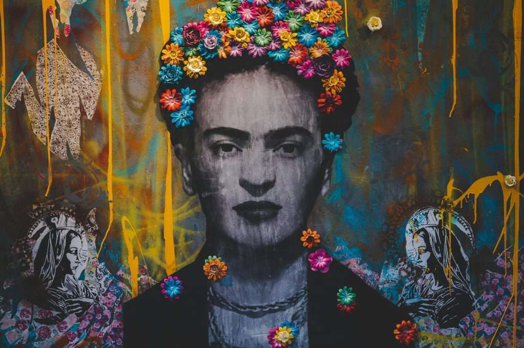 Mural de Frida Kahlo con flores coloridas