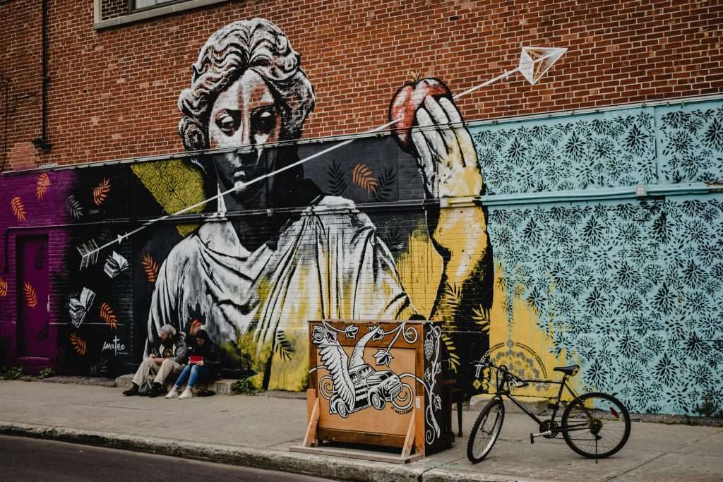 Mural urbano con una figura clásica y elementos modernos