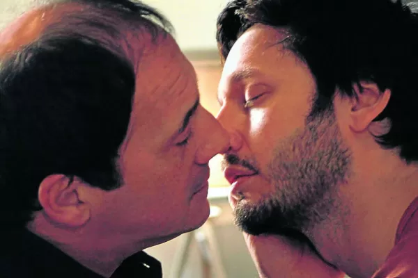 Julio Chávez y Benjamín Vicuña en “Farsantes” Besandose